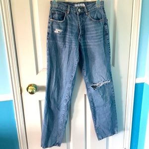 Garage denim 90’s boyfriend jeans. Distressed.